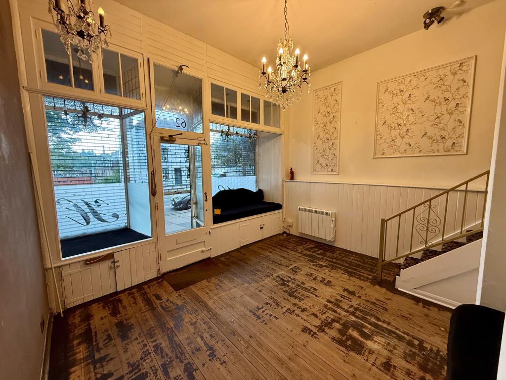 Lot: 116 - VACANT MIXED-USE BUILDING IN TOWN CENTRE - Salon area